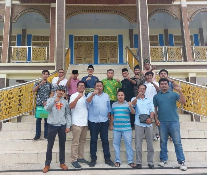 LAMR Pelalawan : Kita Dukung Pencabutan HGU, PT. TUM Harus Angkat Kaki Dari Pulau Mendol Foto Datuk Seri Tengku Zulmizan F. Assagaff, Kazzaini KS, Datuk M Nasir Penyalai,T, Kespandiar Abdul Murat, S.IP Ketua GNPK RI Pelalawan, Said Abu Sopian, SH Tokoh Muda Pelalawan, Wan Andi Gunawan Ketua Tunas Muda Pelalawan, dan Aktifis Kuala Kampar