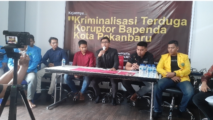(Abdul Hafiz menggunakan kemeja panjang warna merah) Foto.Dok Istimewa 