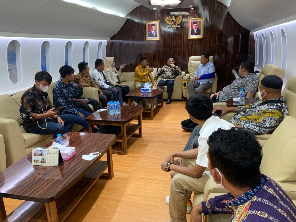 Foto Dok. Istimewa (Wakil Bupati Pelalawan H. Nasaruddin, SH, Anggota Komisi II DPR RI Rifqinizamy Karsayuda, dan perwakilan masyarakat Pulau Mendol) 