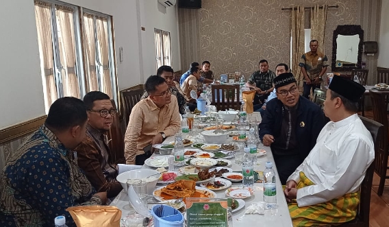 Dihadapan Gubri Syamsuar, FMPPM Serahkan Berkas Penolakan HGU Sawit PT. TUM Pulau Mendol Foto Dok Istimewa