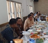 Dihadapan Gubri Syamsuar, FMPPM Serahkan Berkas Penolakan HGU Sawit PT. TUM Pulau Mendol