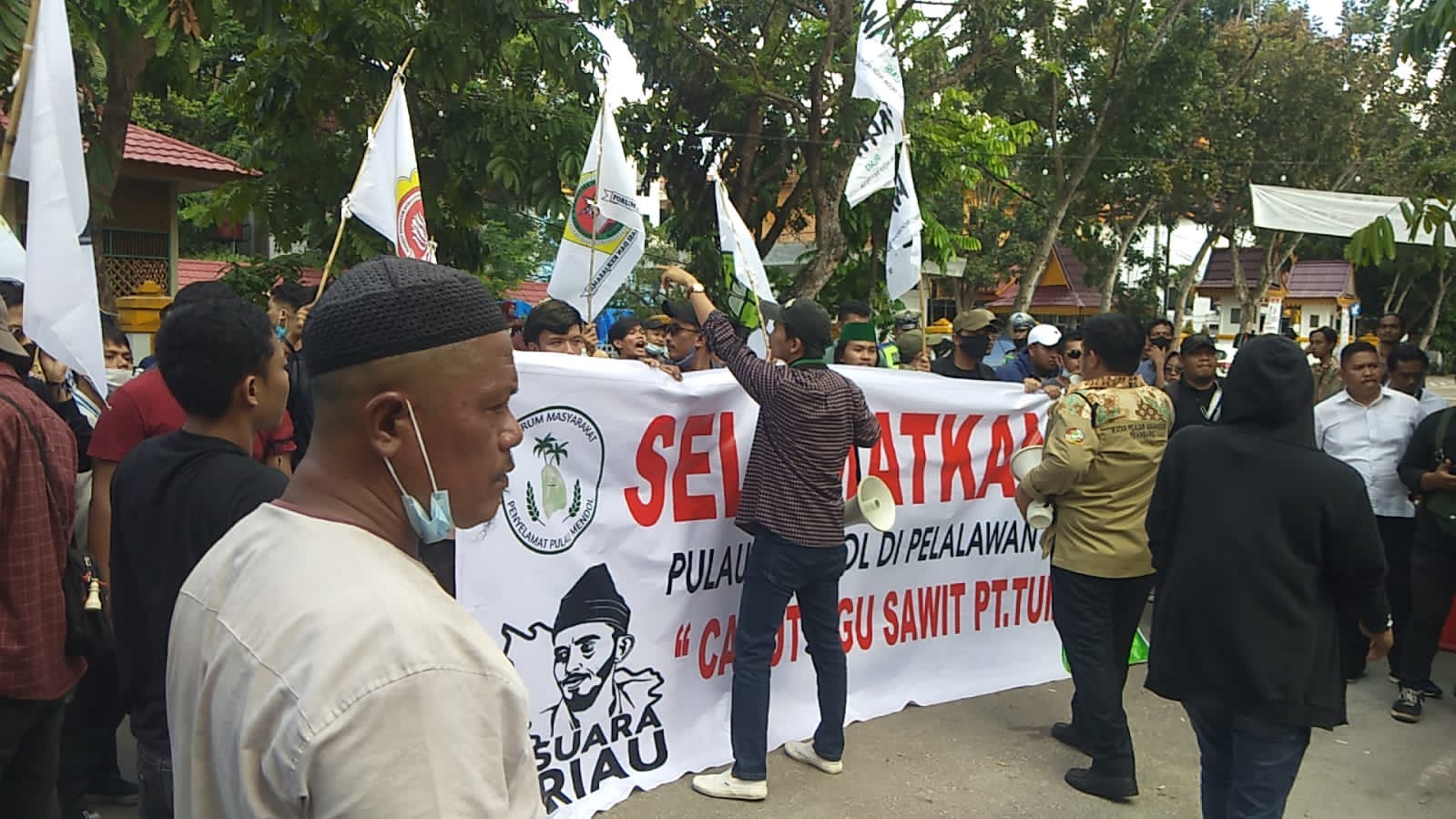 Forum Masyarakat Penyelamat Pulau Mendol (FMPPM) ketika menggelar aksi unjuk rasa di depan Kantor BPN Riau