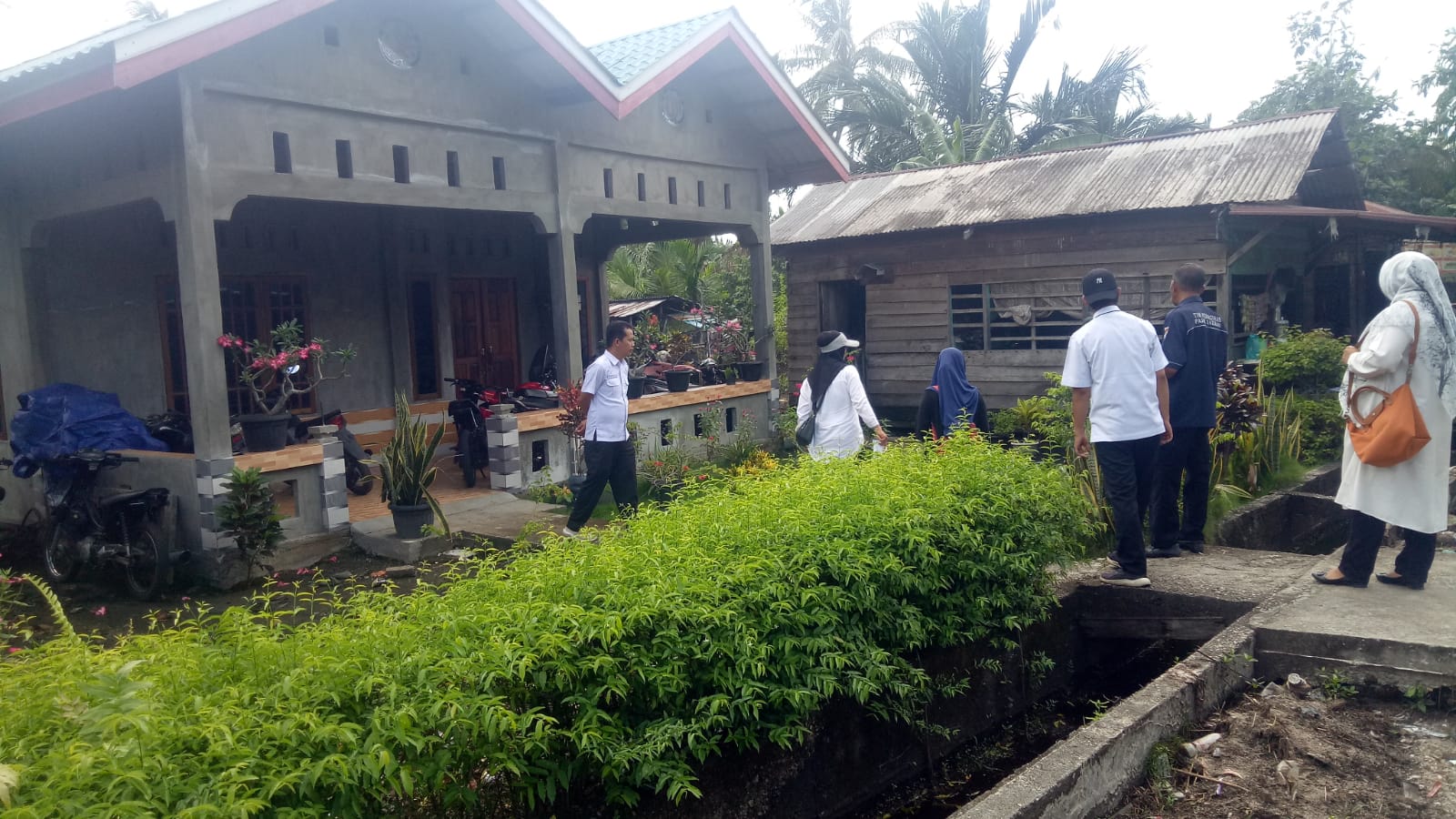 Petugas DPKAD Pelalawan Ketika Turun Ke Kuala Kampar (Foto Dok. Istimewa DPKAD)