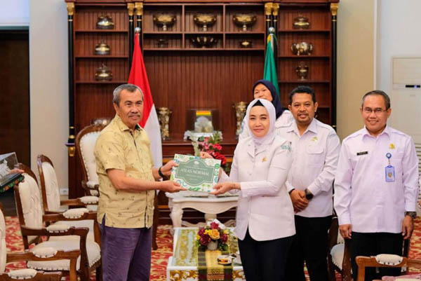 Gubernur Syamsuar menjelaskan bahwa aplikasi ini sangat membantu dalam upaya penanganan Karhutla.