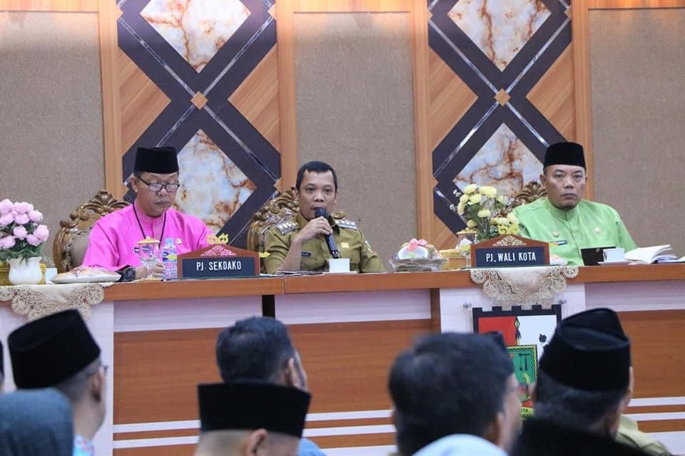 Pj Wali Kota Evaluasi Program Doctor on Call dan Santunan Kematian Pj. Wali Kota Pekanbaru Muflihun, S.STP., M.AP Menghadiri Sekaligus Memimpin Rapat Koordinasi Percepatan Capaian Pelaksanaan Tugas. - Pekanbaru