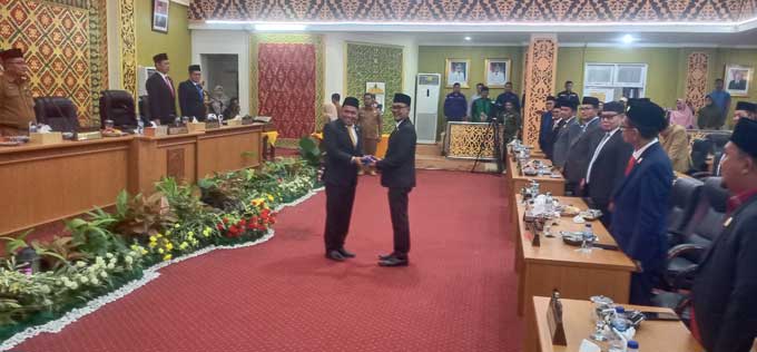 Ketua DPRD Pelalawan Baharuddin SH MH menyerahkan SK Pergantian Antar Waktu (PAW) anggota DPRD Kabupaten Pelalawan kepada H Zulkifli, Selasa (14/2/2023).