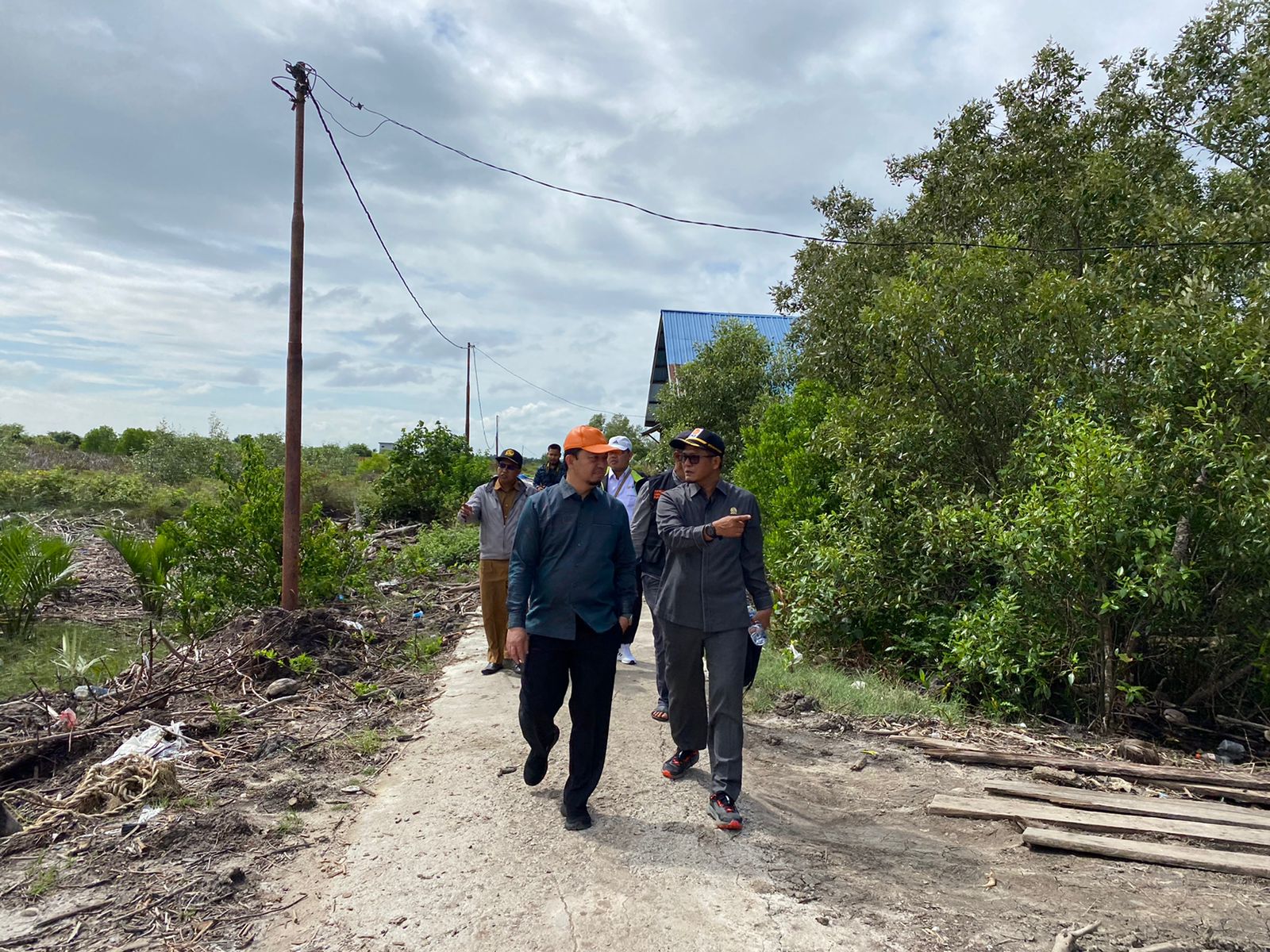 Dalam Kunjungan Dan Silaturhami Ke Kuala Kampar Anggota DPR RI DR. Syahrul Aidi Mazaat Paparkan Penyaluran Aspirasi DR. Syahrul Aidi Mazaat L.c., M.A Ketika Berdiskusi Bersama Salehuddin Amd. Pi Anggota DPRD Pelalawan Dapil II