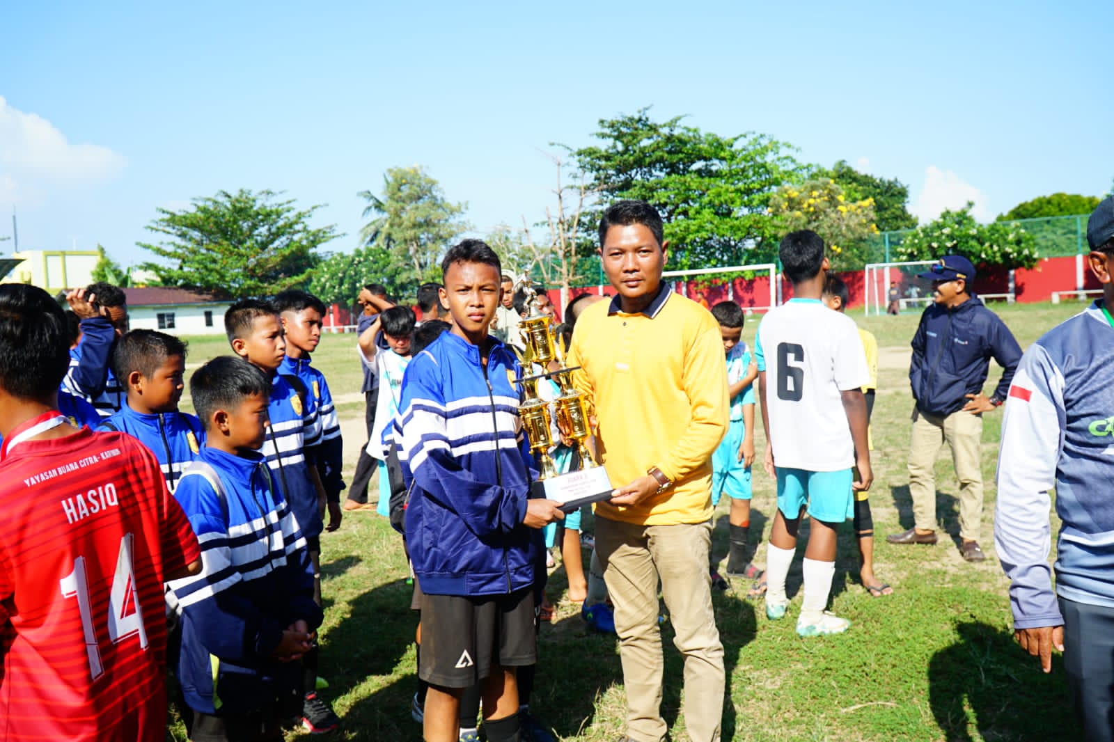 Diswandi, SE Ketika Menyerahkan Piala Kepada Tim Juara TMK FC 