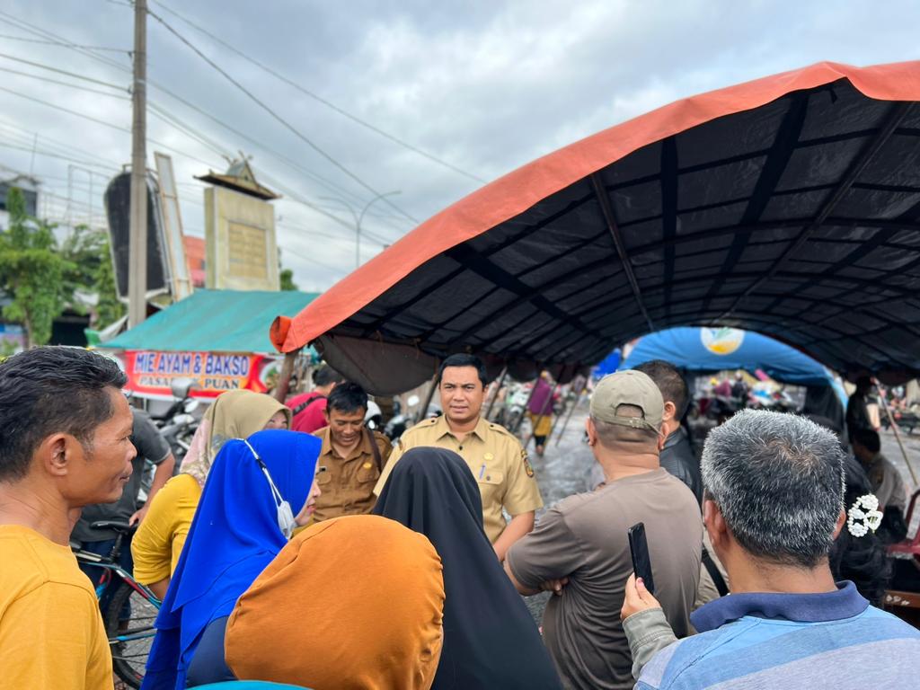 Kepala Disperindag Pekanbaru Zulhelmi Arifin Ketika Berbincang Dengan Pedagang