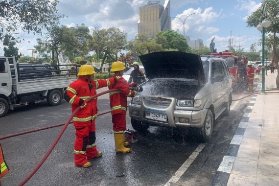 Mobil Chevrolet Tavera Tiba-Tiba Terbakar di Jalan Sudirman Pekanbaru