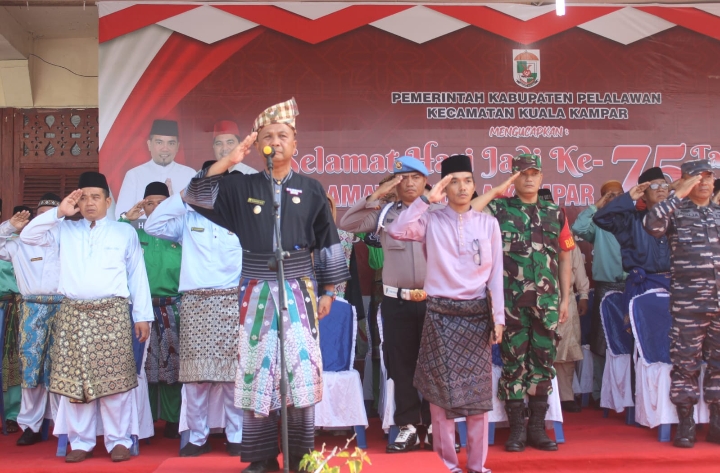 El Rasyidi Albi. S.Sos selaku Camat Kuala Kampar saat memimpin upacara HUT Kecamatan Kuala Kampar ke 75 Tahun 