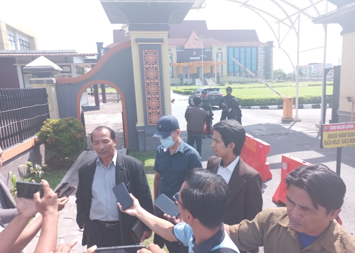 Korban Penabrakan Ditetapkan Tersangka, Kuasa Hukum DR Fredy Simanjuntak SH MH sebut Perkara Seolah Dipaksakan DR Fredy Simanjuntak SH, MH ketika memberi keterangan di depan Polda Riau