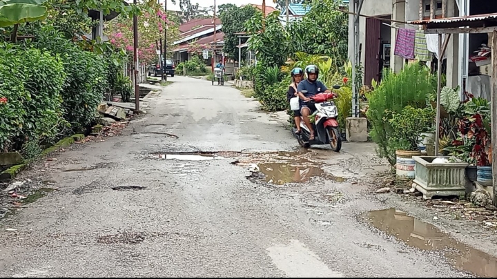 Foto Dok Istimewa (Kondisi Sebagian Jalan Kandis Ujung Kelurahan Tangkerang Utara  Yang Rusak dan Berlubang)