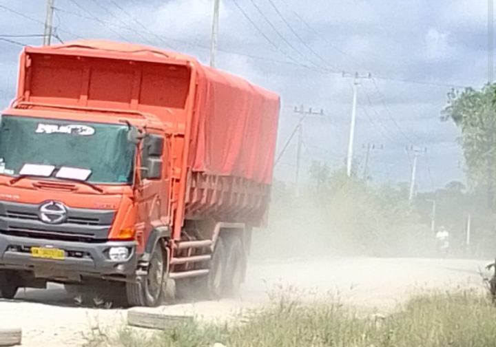 Truk batu bara melintas bebas di jalan provinsi di kelurahan Peranap (Istimewa)