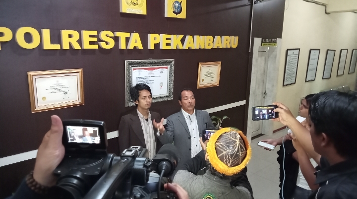 Freddy Simanjuntak, SH, MH Ketika Menggelar Konferensi Pers di Mapolresta Pekanbaru 