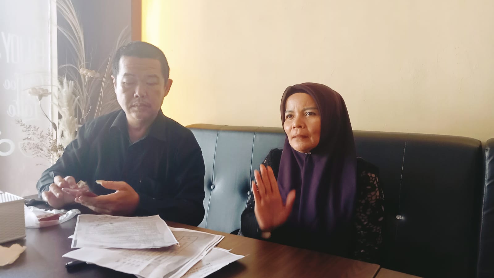 Anita Didampangi Suami Ketika Melakukan Konferensi Pers Bersama Media