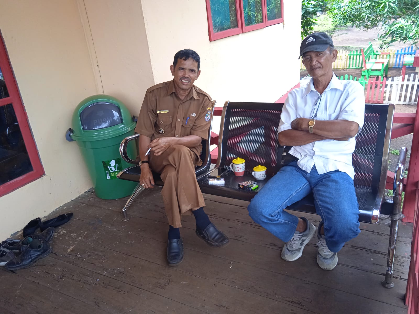 Kepala Desa Sungai Solok Zainal Abidin ketika berbincang-bincang bersama Wartawan 