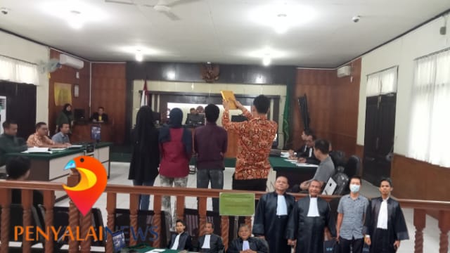 DR. Freddy Simanjuntak, S.H., M.H (Tengah), Triandi Bimankalid, S.H., M.H (Kanan) dan Rio Simanjuntak, S.H (Kiri)