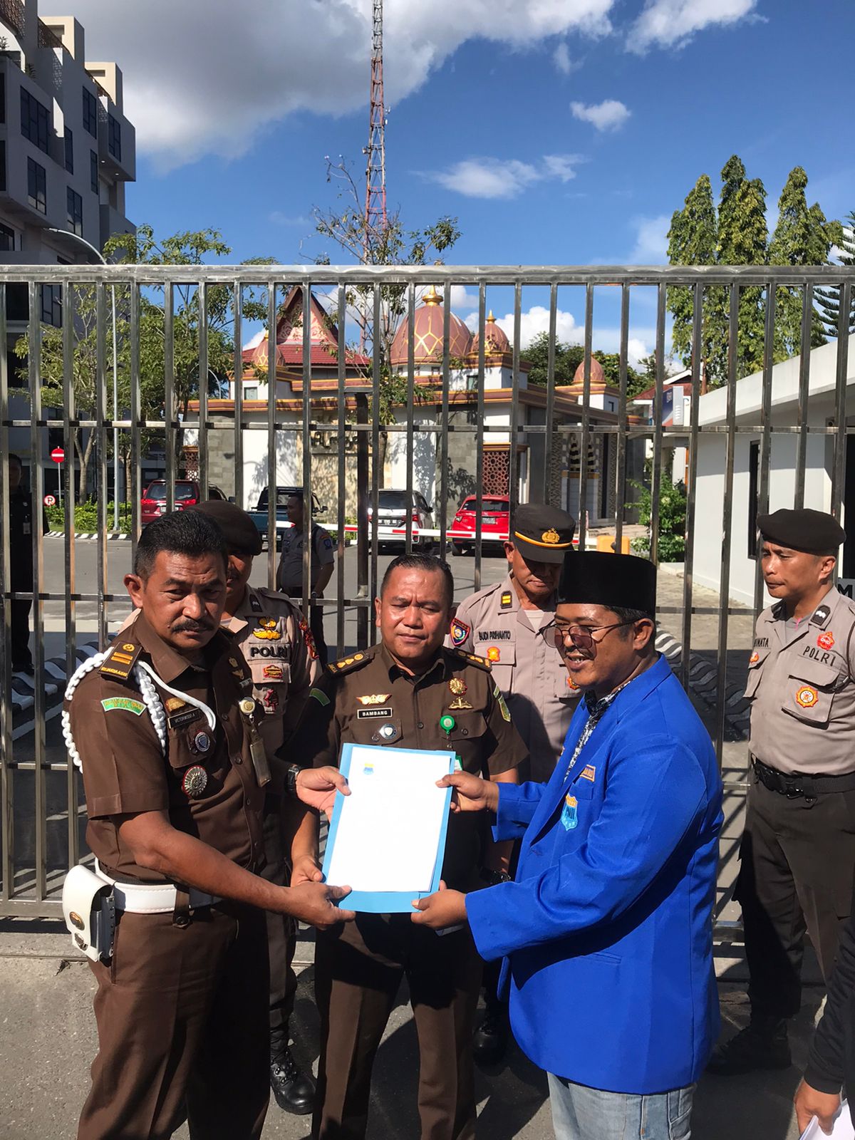 Wakil Ketua PKC PMII Riau, Ali Jungjung Daulay saat menyerahkan tuntutan aksi kepada Kasi Penkum Kejati Riau, Bambang Heripurwanto.