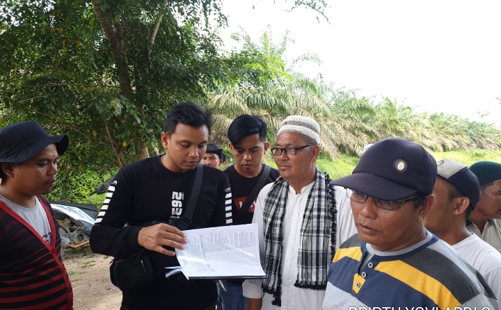 Bripka M Isromi Bersama Anggota Ketika Memberi Arahan Kepada Masyarakat 