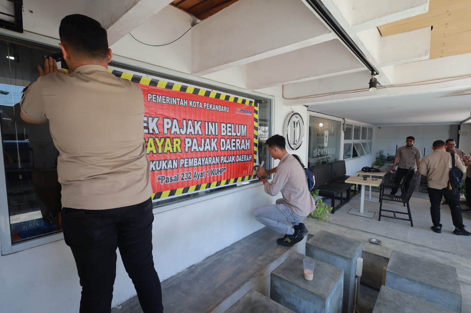 Menunggak Pajak, Bapenda Pekanbaru Pasang Spanduk Peringatan Di Dua Tempat Usaha