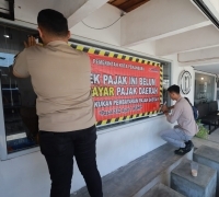 Menunggak Pajak, Bapenda Pekanbaru Pasang Spanduk Peringatan Di Dua Tempat Usaha