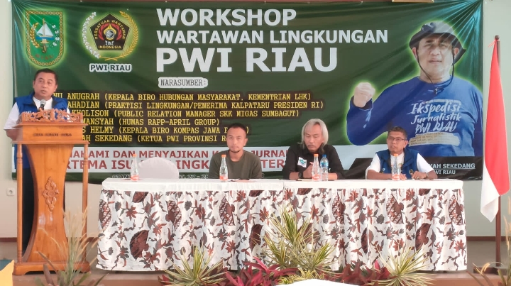 Ketua Dewan Penasehat PWI Riau Kazzaini Ks Ketika Membuka Workshop Isu Lingkungan Di Cianjur Jawa Barat