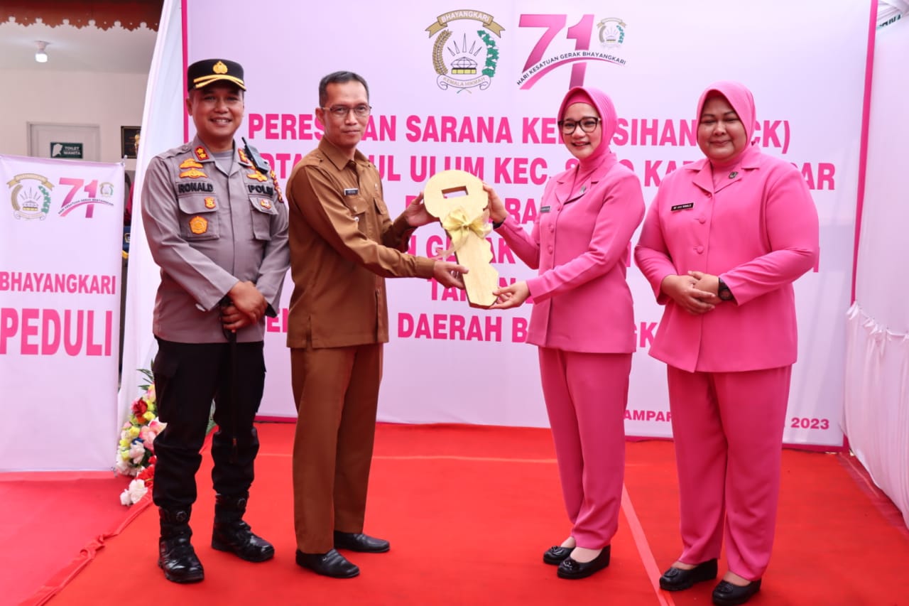 Dalam Rangka HKGB ke- 71, Ketua Bhayangkari Riau Nindya Resmikan MCK Di Desa Ganting Damai