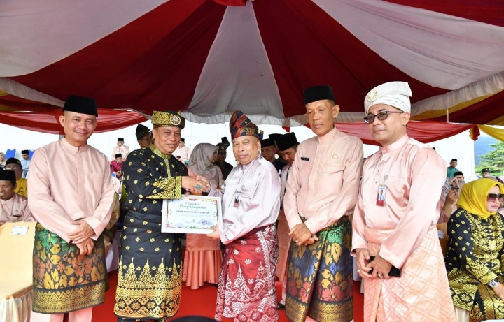 HUT Ke-20 Kabupaten Lingga, BRK Syariah Dianugerahi Penghargaan Pembangunan Sektor Keuangan