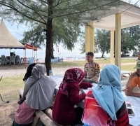 Ketapang Beach Festival Menjadi Ajang Bhabin Aipda Fauzi Menghimbau Pengunjung Untuk Menciptakan Pemilu 2024 Aman dan Damai