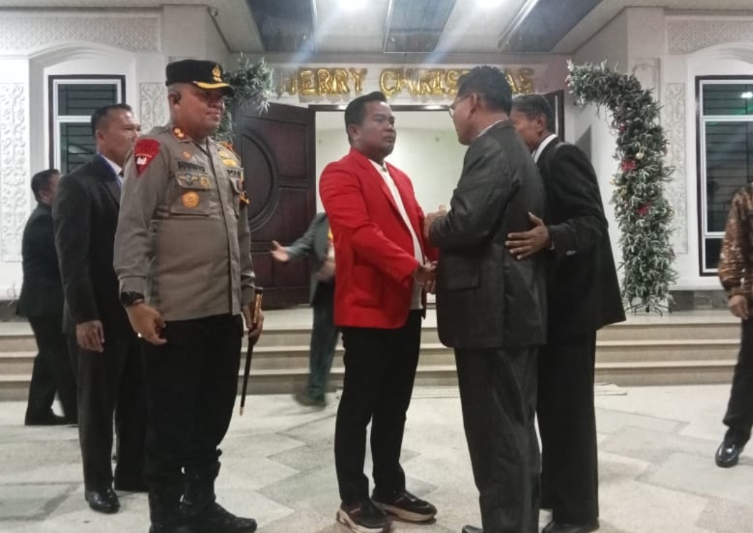 Bupati Pelalawan H. Zukri Dampingi Kapolres Pelalawan Menghadiri Perayaan Natal Di Gereja Pantekosta Indonesia