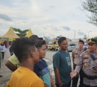 Kapolsek Rupat dan Petugas Pos Pelayanan Ops Lilin 2023 Roro Rupat lakukan Cooling Sytem Pemilu Aman dan Damai kepada Penumpang