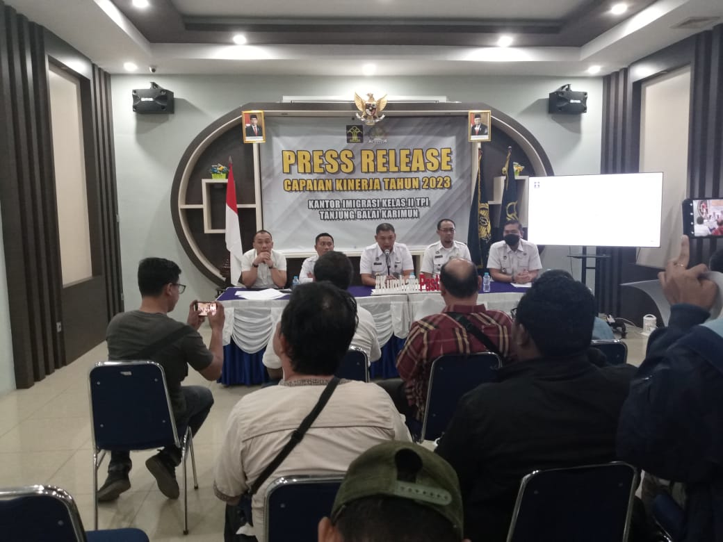 Mengalami Peningkatan Penertiban ITK di Tahun 2023, Berikut Penjelasannya... Zulmanur Arif pimpin langsung kegiatan press release terkait capaian kinerja selama tahun 2023 di kantor Imigrasi Kelas 11 TPI Tanjung Balai Karimun.