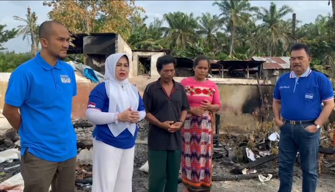 Peduli Sesama, Eva Yuliana Salurkan Bantuan Sosial Kepada Korban Kebakaran Eva Yuliana berikan bantuan sosial kepada korban kebakaran di Desa Kepau Jaya, Kecamatan Siak Hulu Kabupaten Kampar.