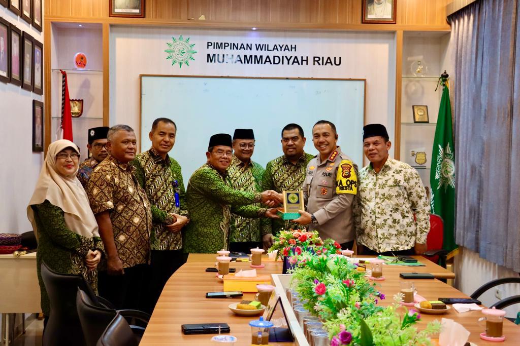 Wujudkan Pemilu Damai, Kapolresta Pekanbaru Kombes Pol Jeki Rahmat Mustika SIK Ajak PW Muhammadiyah Jalin Silaturahmi Yang Erat Kapolresta Pekanbaru, Kombes Pol Jeki Rahmat Mustika SIK tampak rangkul PW Muhammadiyah untuk jaga Kamtibmas.