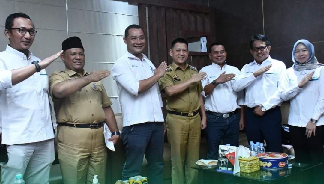 Tingkatkan Pelayanan Energi Listrik, Pj Bupati Ajak Manager PLN Bangkinang Bersilaturahmi Foto bersama Pj Bupati Kampar bersama Manager PLN Bangkinang.