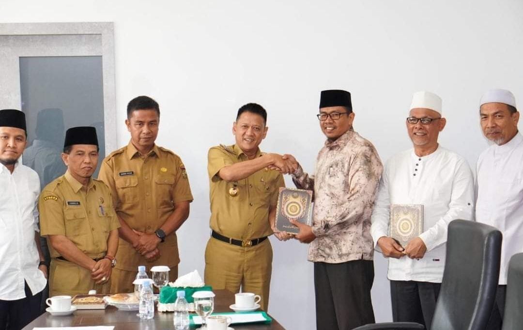 Melalui Pj Bupati Kampar, Majelis Al Qur'an Riau Maqari serahkan Al-Qur'an ke LPTQ Kabupaten Kampar.