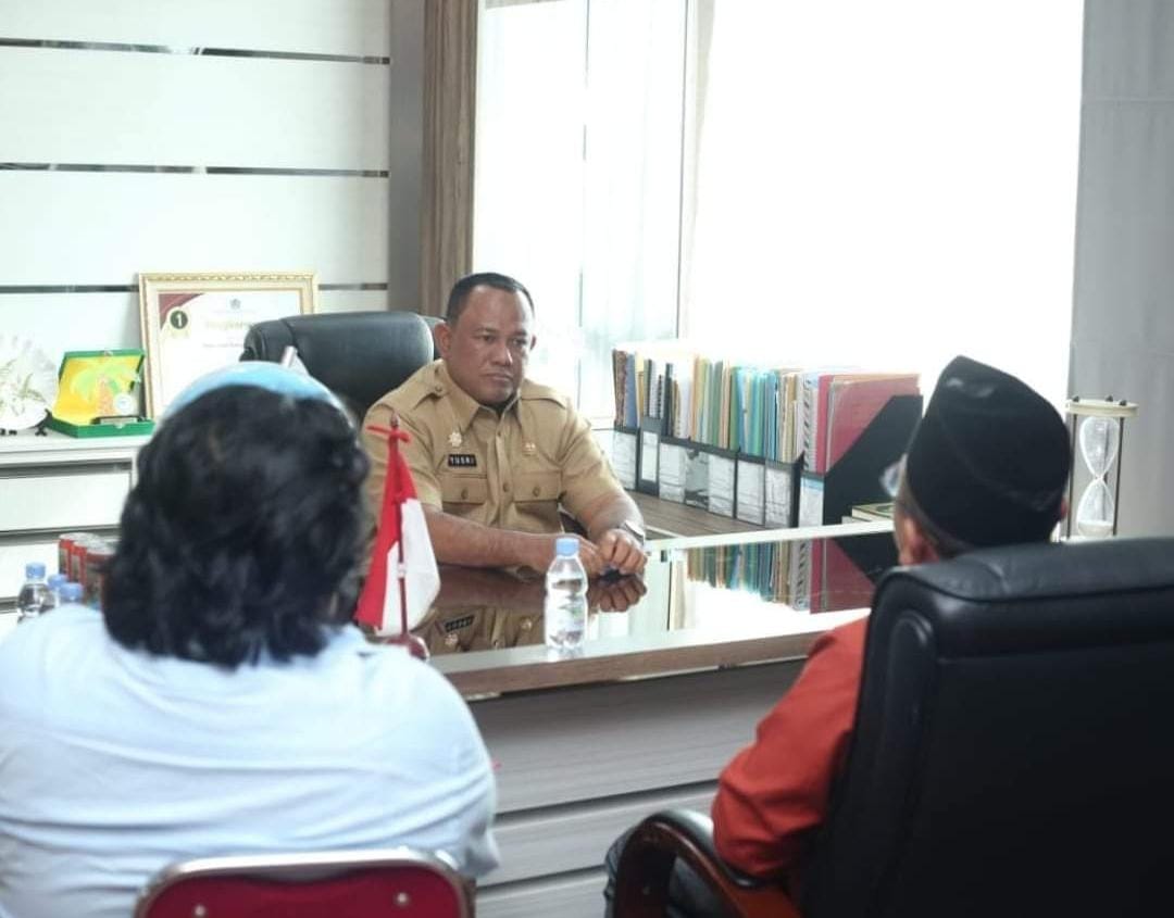 Pj Sekretaris Daerah Drs Yusri.M.Si bersama DPP lembaga swadaya masyarakat bening Provinsi Riau lakukan audiensi di ruang rapat Sekda.