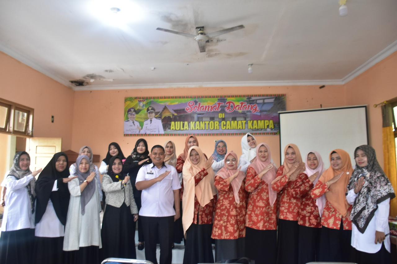 Pj Ketua TP PKK Kabupaten Kampar yang juga merupakan penasehat DWP Kampar Ricana Djayanti Hambali pimpin rapat koordinasi dan penyusunan rencana kerja Tim Percepatan Penurunan Stunting.