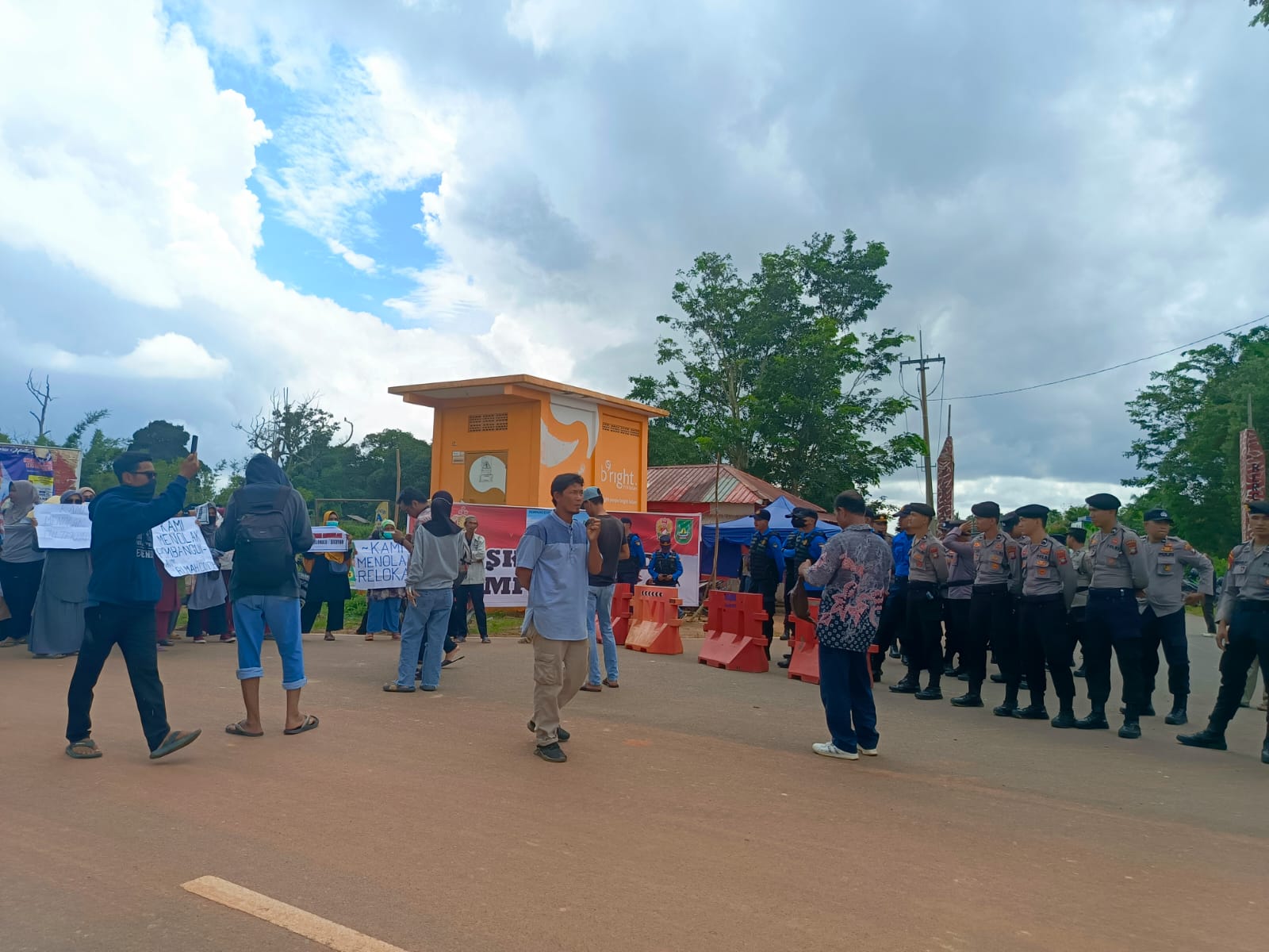 Masyarakat kembali melakukan aksi penolakan terkait peletakan batu pertama contoh rumah masyarakat yang terdampak dari proyek Rempang Eco-City.