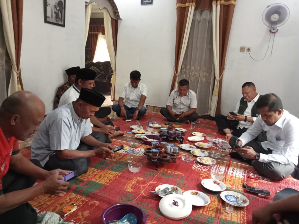 Tingkatkan PAD dan Pelayanan Pengunjung Candi Muara Takus, Kadisparbud Kampar Silaturrahmi Bersama Ninik Mamak dan Ketua Pemuda Kepala Dinas Pariwisata dan Kebudayaan Kabupaten Kampar Zamhur turun langsung ke Candi Muara Takus sekaligus bersilaturrahmi dengan Ninik Mamak serta Ketua Pemuda Desa Muara Takus, Kecamatan XIII Koto Kampar, Kabupaten Kampar, Rabu (10/01/2024) siang, ber
