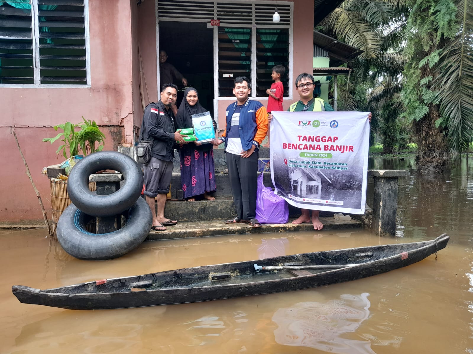 YBM BRIlian bersama Inisiatif Zakat Indonesia (IZI) perwakilan Riau menyalurkan bantuan survival kits dan makanan siap saji di Desa Lubuk Siam, Kecamatan Siak Hulu, Kampar.