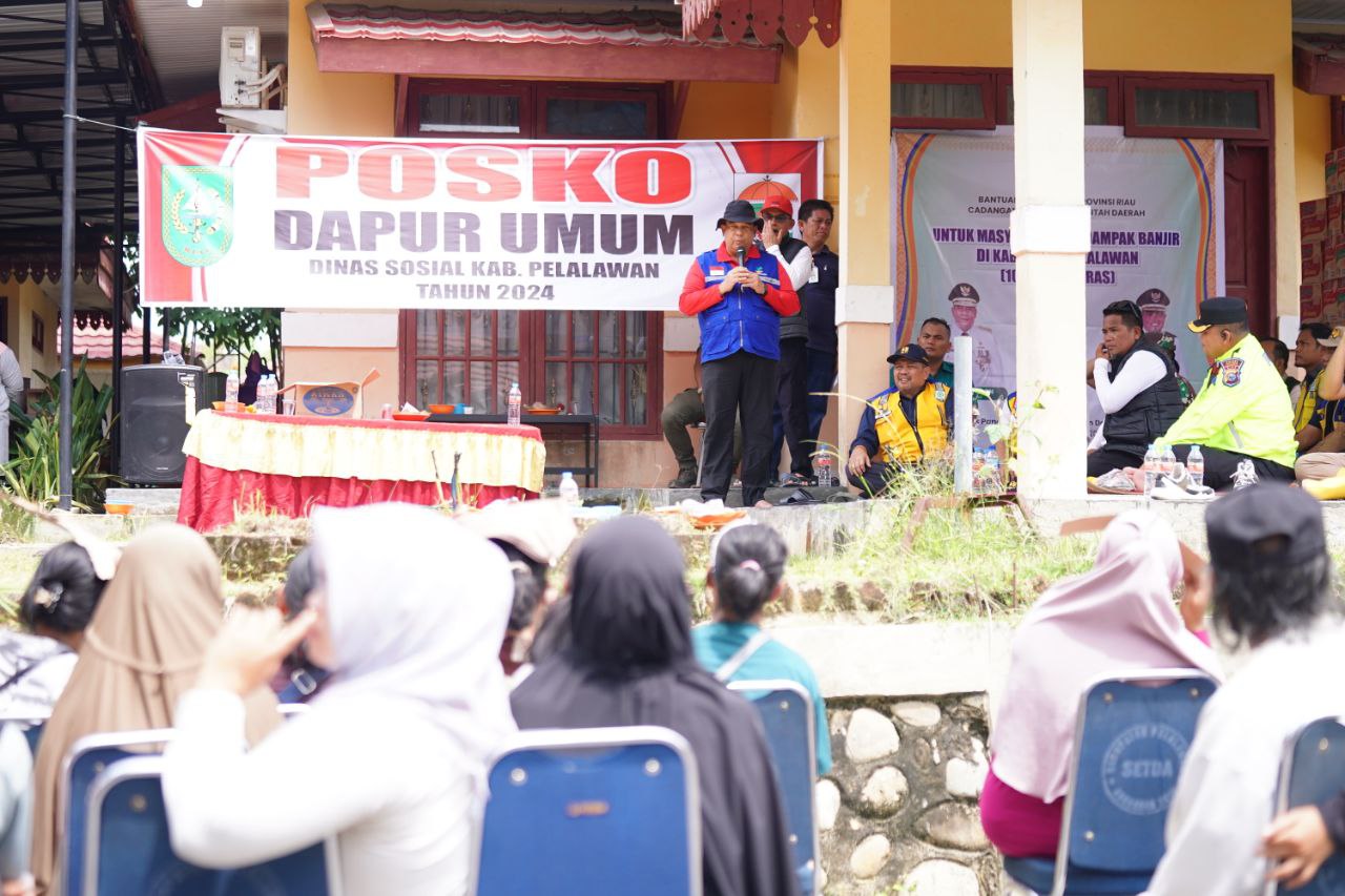 Terlihat Gubri meninjau langsung dapur umum korban banjir.