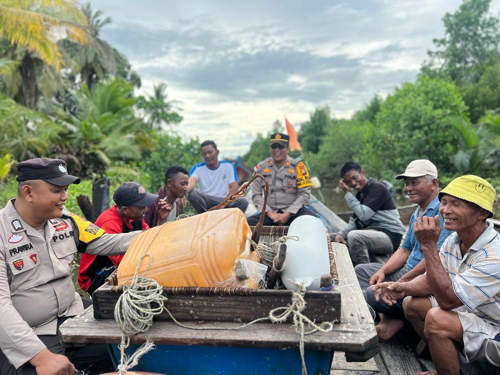 Terlihat Kapolsek Rupat sedang berbincang-bincang dengan para nelayan di kapal.