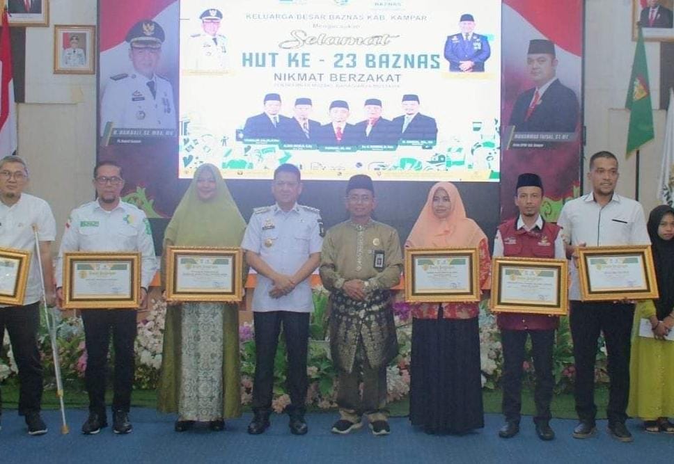 Pj Bupati Kampar didampingi Baznas Kampar salurkan bantuan dalam rangka HUT Baznas ke-23 tahun.