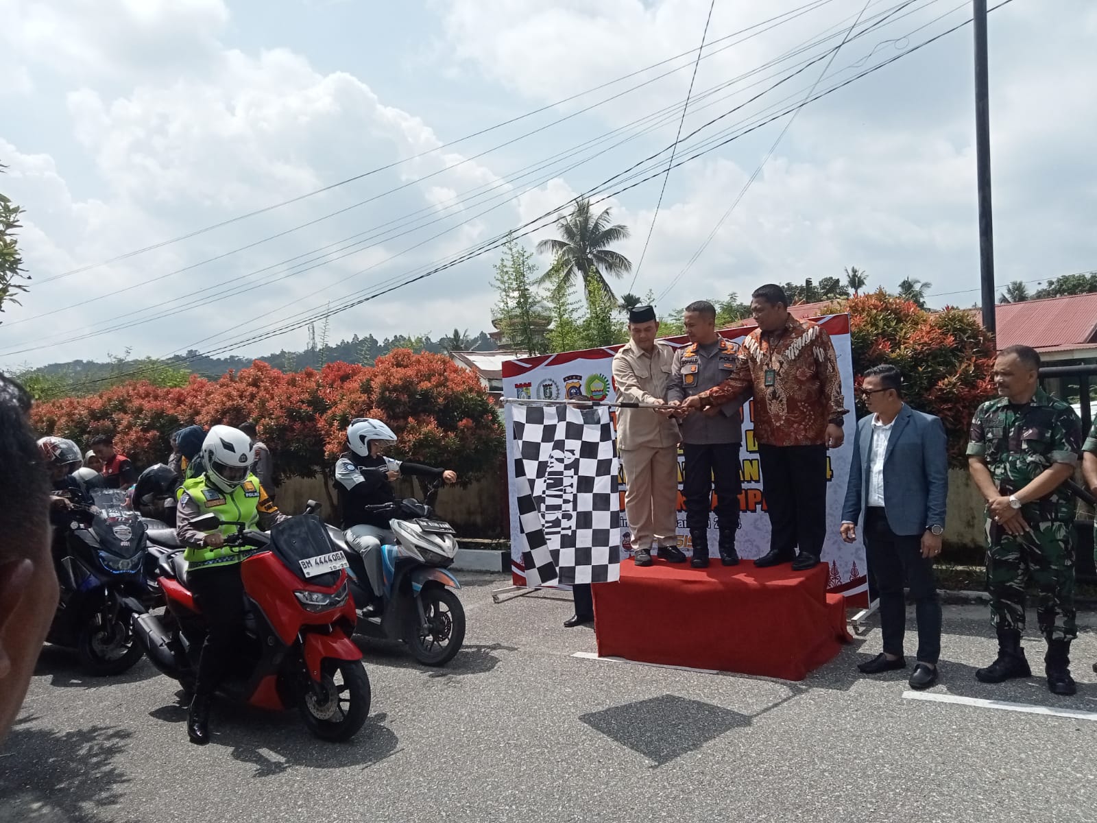 Deklarasi Tertib Berlalulintas, Kapolres Ingatkan Komitmen Bersama Jaga Pemilu Damai 2024 Kapolres Kampar AKBP Ronald Sumaja memimpin langsung deklarasi tertib berlalulintas untuk mewujudkan pemilu damai yang berkeselamatan 2024 di wilayah Kabupaten Kampar.