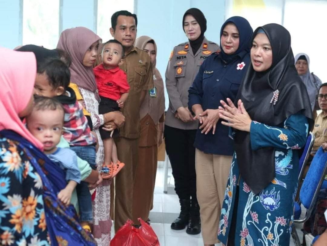 Pemkab Kampar Berkomitmen Untuk Turunkan Angka Stunting Ricana Djayanti Hambali salurkan bansos kepada anak stunting.