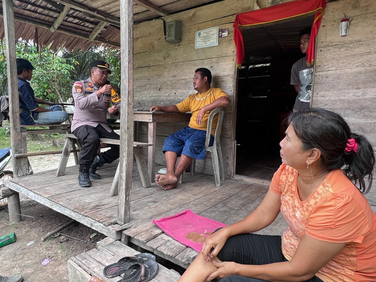 Melalui Door to Door, Kapolsek Rupat Himbau Warga Terkait Pemilu Damai ke Pelosok Desa Kapolsek Rupat Sambangi dan menyapa warga desa.