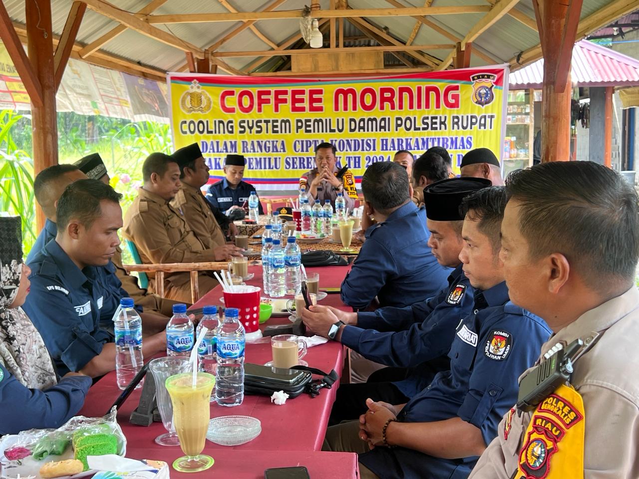 Ciptakan Harkamtibmas, Polsek Rupat Laksanakan Cooling System Pemilu Damai 2024 Polsek Rupat laksanakan Coffe Morning di Desa Pangkalan Pinang Kecamatan Rupat.