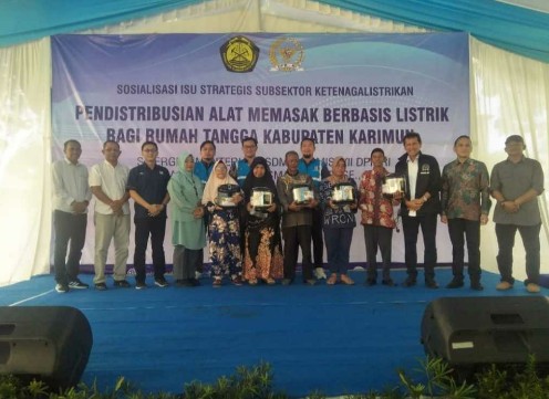Kementerian ESDM dan Komisi VII DPR RI Bagikan Kompor Untuk Masyarakat